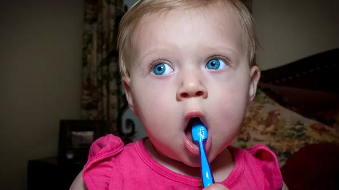 ¿Cuándo le salen los dientes a mi bebé?